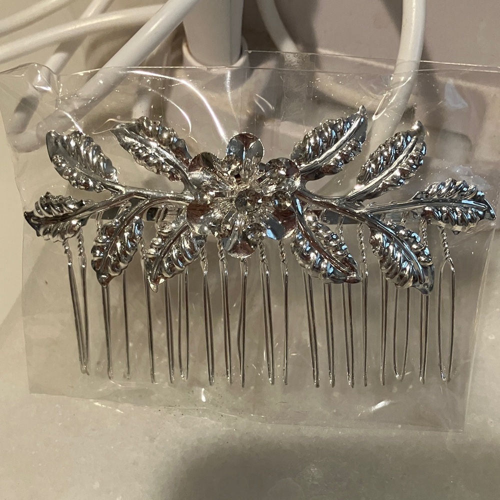 Elegant Silver Floral Hair Comb New in package❣️